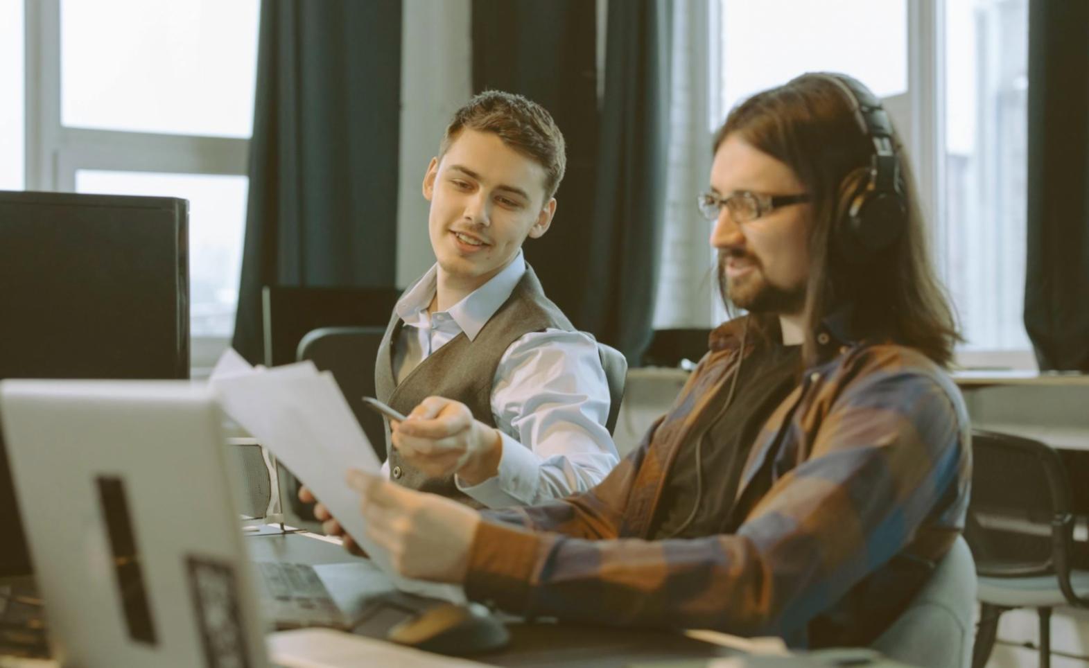 Specjalista goxohiu przy pracy z danymi finansowymi